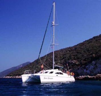 Yachtcharter Broadblue 38 3 Cab 2 WC Seitenansicht