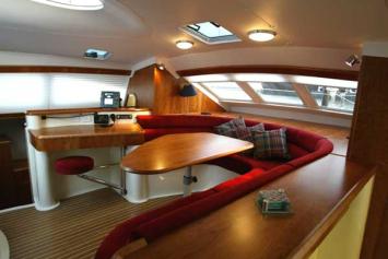 Yachtcharter Broadblue 38 3 Cab 2 WC Salon