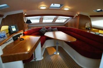 Yachtcharter Broadblue 38 3 Cab 2 WC Salon 1