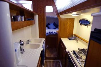 Yachtcharter Broadblue 38 3 Cab 2 WC Pantry