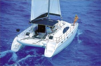 Yachtcharter Broadblue 38 3 Cab 2 WC Heckansicht