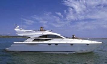 Yachtcharter fairline phantom 50 side view