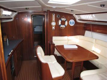 Yachtcharter Bavaria 44 4cab salon