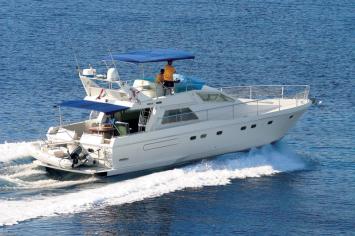 Yachtcharter Ferretti 49 Seitenansicht