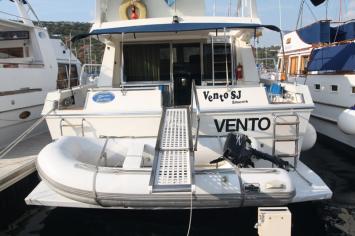 Yachtcharter Ferretti 49 Heckansicht