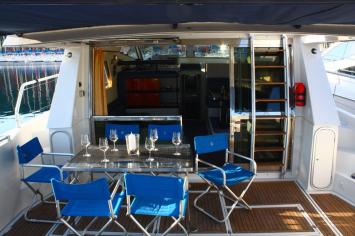 Yachtcharter Ferretti 49 Deck 1