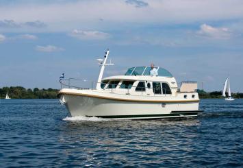 Yachtcharter Linssen Grand Sturdy 34.9AC Seitenansicht 2 Cab 2 WC