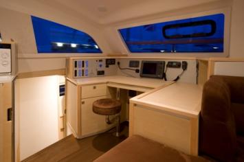 Yachtcharter Catana 42 Kartentisch