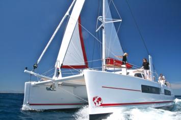 Yachtcharter Catana 42 Heckansicht