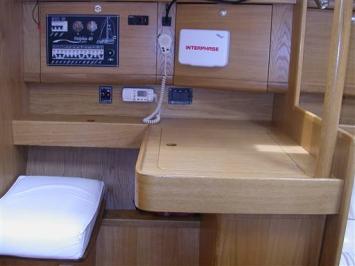 Yachtcharter Delphia 40 Kartentisch 4 Cab 2 WC.jpg.