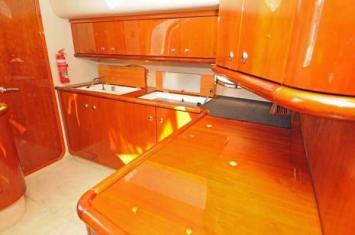 Yachtcharter Sunseeker Camargue 44 Pantry 2 Cab 2 WC jpg.