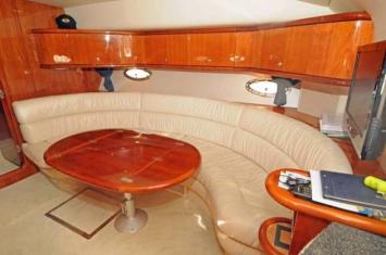 Yachtcharter Sunseeker Camargue 44 Salon 2 Cab 2 WC jpg.