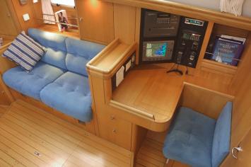 Yachtcharter Oyster 45 Kartentisch 3 Kab 2 WC