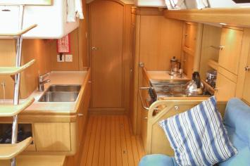 Yachtcharter Oyster 45 Pantry 3 Kab 2 WC