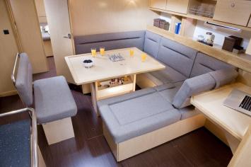 Yachtcharter Bavaria cruiser 45 3cab salon