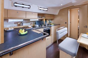 Yachtcharter Bavaria cruiser 45 3cab Kitchen