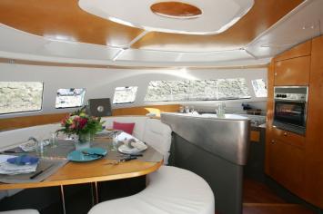 Yachtcharter Bahia 46 Salon 4 Kab 4 WC