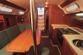 Yachtcharter Vektor 36 Pantry