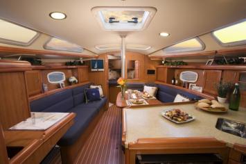 Yachtcharter Legend 36 Salon 3 Cab 1 WC