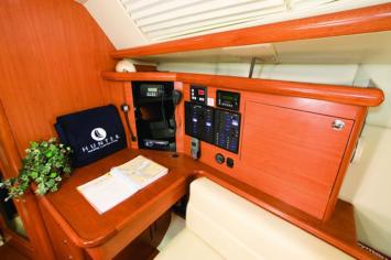 Yachtcharter Legend 36 Kartentisch 3 Cab 1 WC