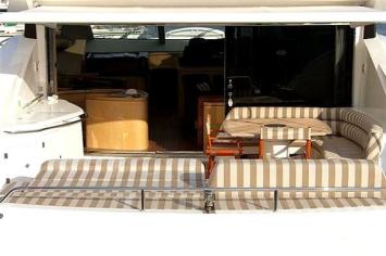 Yachtcharter Sunseeker Predator 82 Cockpit 4 Kab 4 WC