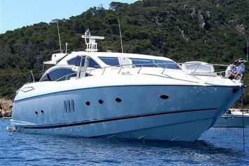 Yachtcharter Sunseeker Predator 82 Bugansicht 1 4 Kab 4 WC