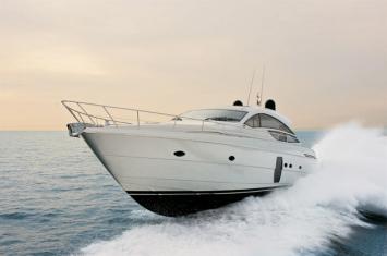 Yachtcharter Pershing 64 Bugansicht 3 Cab 3 WC