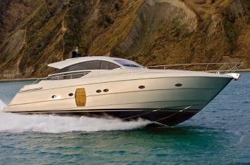 Yachtcharter Pershing 64 Seitenansicht 1 3 Cab 3 WC