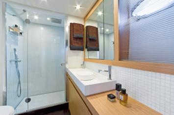 Yachtcharter Pershing 64 Nasszelle 3 Cab 3 WC