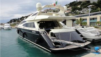 Yachtcharter Riva 75 Heckenansicht 4 Cab