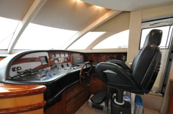 Yachtcharter Sunsseker Manhattan 80 Kartentisch 1 4 Cab