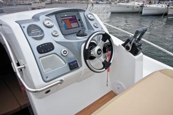 Yachtcharter Beneteau Flyer 850 SD Steuerstand