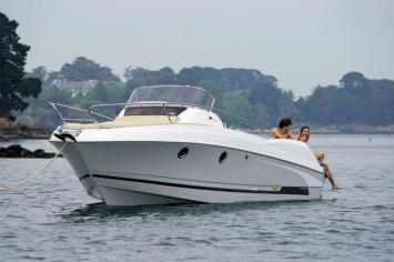 Yachtcharter Beneteau Flyer 850 SD Bugansicht