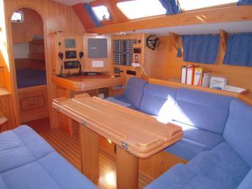 Yachtcharter Ovni 435 Salon