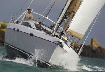 Yachtcharter Allures 45 Bugansicht