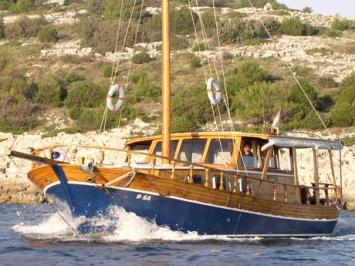 Yachtcharter CA Holz Motor Yachten Bugansicht 1 2 Cab 1 WC 