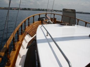 Yachtcharter CA Holz Motor Yachten Cockpit 2 Cab 1 WC 