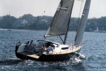 Yachtcharter Helmsman C49 Heckenansicht 3 Cab 1 WC