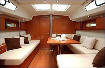 Yachtcharter Oceanis 40 3cab salon