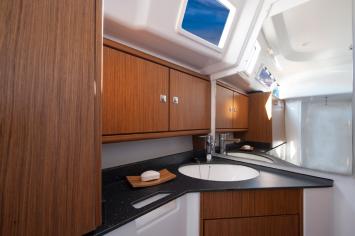 Yachtcharter Bavaria Cruiser 33 2cab bathroom