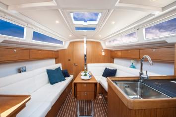 Yachtcharter Bavaria Cruiser 33 2cab salon