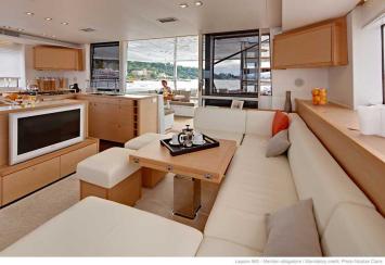 Yachtcharter Lagoon 560 3cab salon