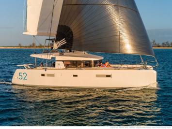 Yachtcharter Lagoon52 5Cab 5WC Seite