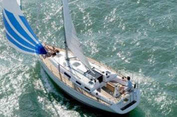 Yachtcharter Dufour 365 Heckansicht 3 Cab