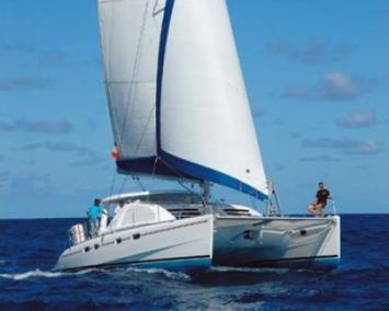 Yachtcharter leopard 43 von vorne