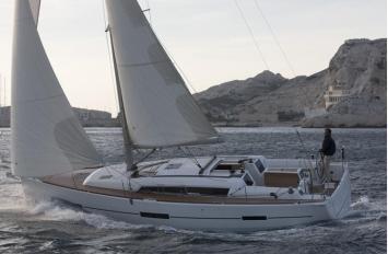 Yachtcharter Dufour 410, Seitenansicht