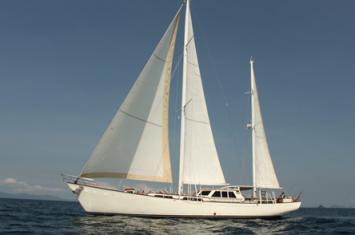 Yachtcharter Meta IV, 3 Cab, Seitenansicht