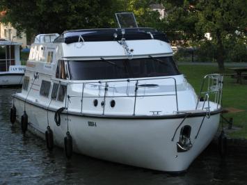 Yachtcharter Hausboot Mecklenburgische Seenplatte Mit dem Hausboot auf der Mueritz Europa E700