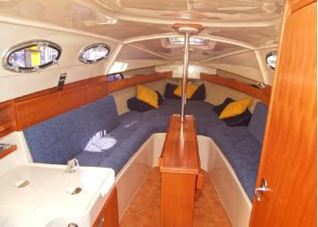 Yachtcharter Odin 820 1Cab, Salon