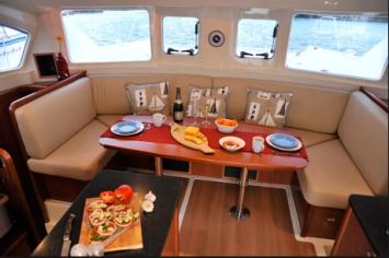 Yachtcharter moorings 393 pc 3Kab Salon